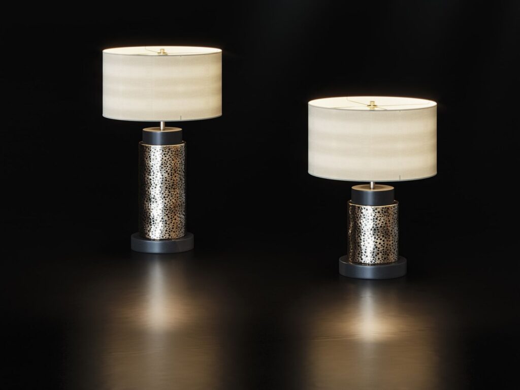 Furniture 3D rendering of the Hugues Chevalier 2020 Catalogue nightstand lamp, with a cream-colored screen and a black and gold tubular base