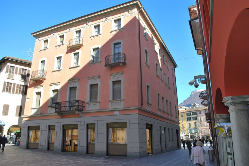 Kommerzielle 3D-Darstellung der Außenansicht des neuen Cartier-Geschäfts im Erdgeschoss eines historischen Gebäudes