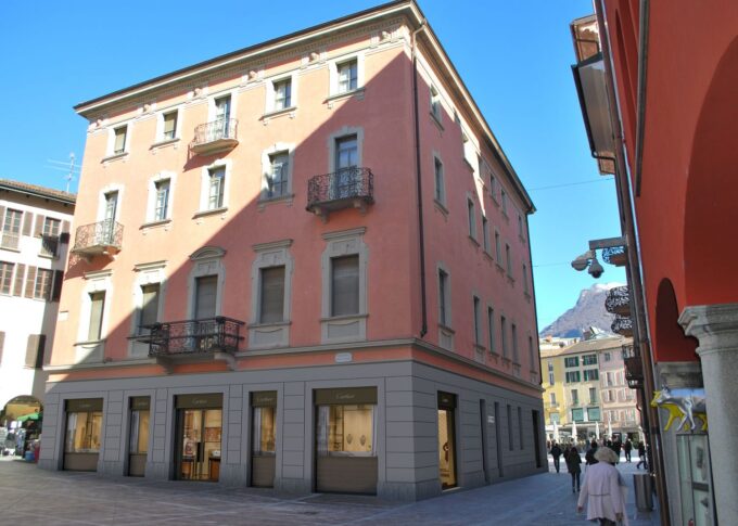 Comercial 3D rendering of the exterior of the new cartier store at the ground level of a historic building